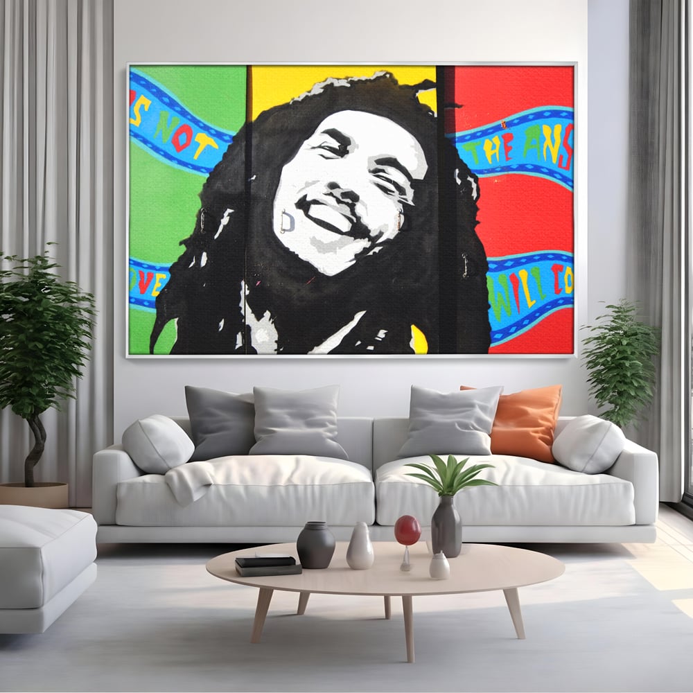 Tablou canvas cu tablou pictat cu portretul lui bob marley, in rama de aluminiu argintiu, pe perete intr-un living